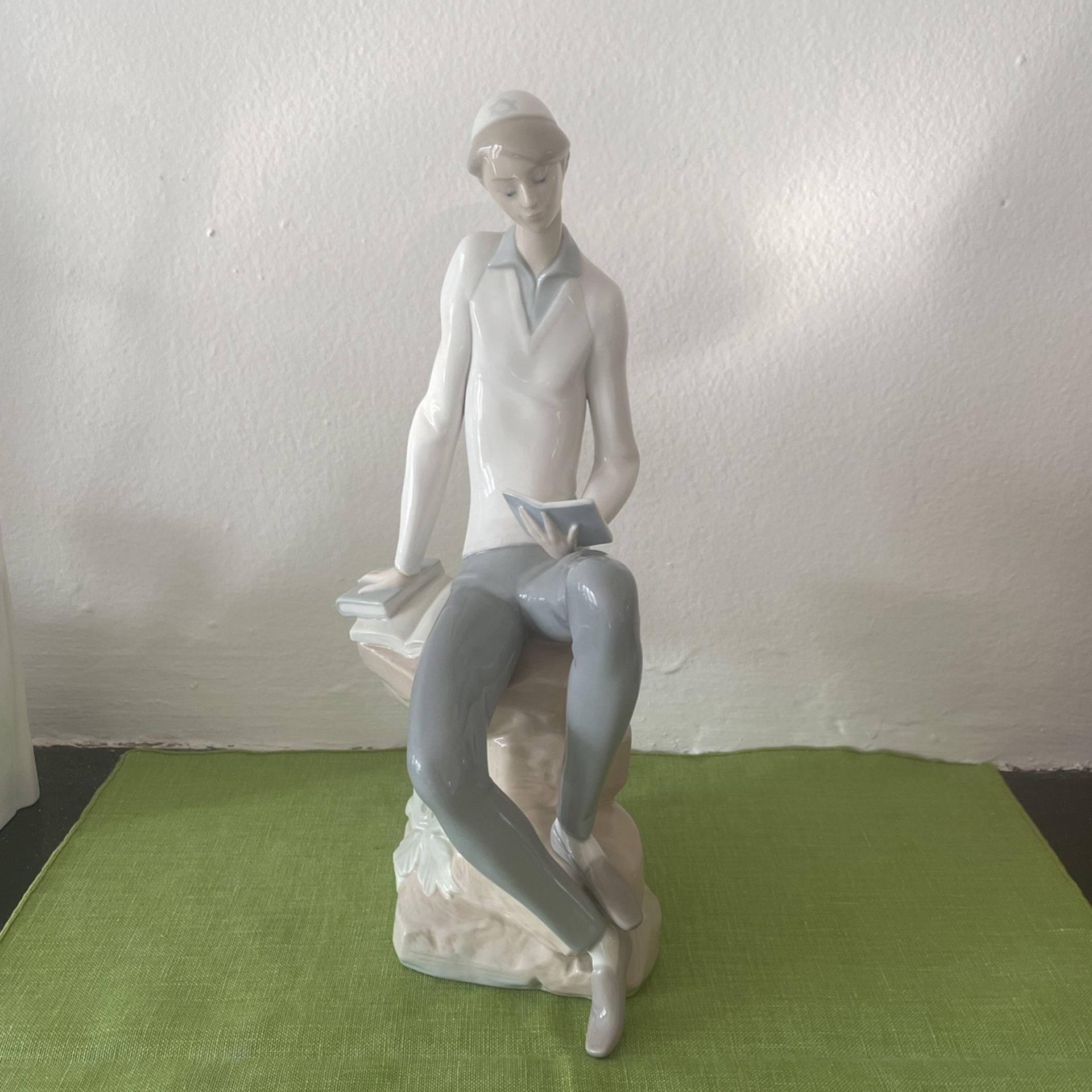 Lladro Pourcelain Jewish Boy Reading a Book