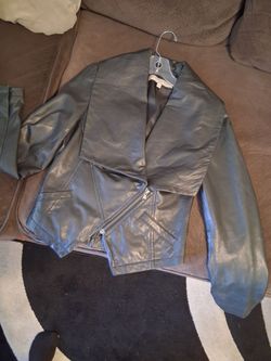 Size Med. Whatgoesaroundcomesaround womens jacket