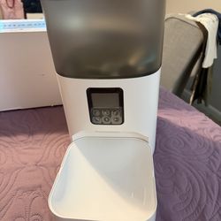 Automatic pet feeder