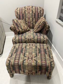 Arm chair with four matching throw pillows
