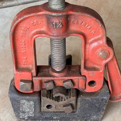 RIGID PIPE VISE   (antique)