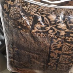High Quality  Heavy Queen Comforter With Bedskirt Very Good Condition 
