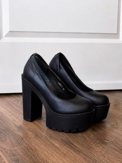 Black Platform Mary Jane Heels – Excellent Condition