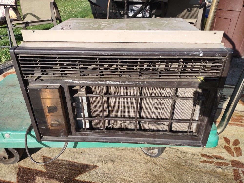 11000 BTU Window Air Conditioner AC Missing Front Filter Cover Works Great It's Available