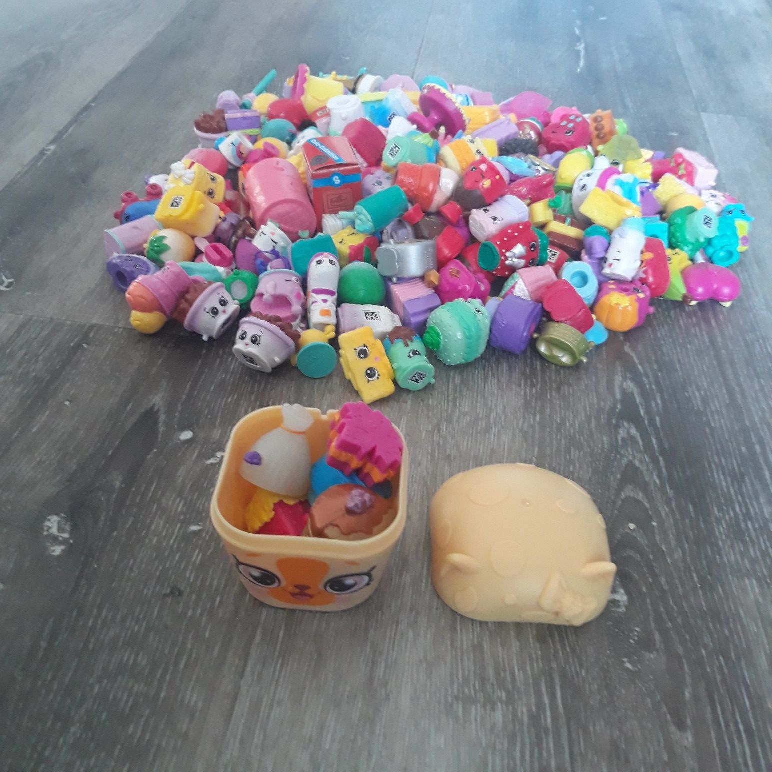 Toys - Shopkins 5 Piece Lot - All Picked At Random with Random Animal Container