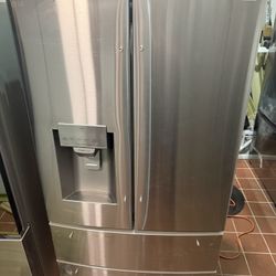 LG 36” STANDARD-DEPTH CRAFT ICE. 4 -DOOR SMART COMPATIBLE FRENCH DOOR REFRIGERATOR WITH DUAL ICE MAKER WITH WATER AND ICE DISPENSER. $1,000 MODEL #LRM