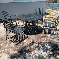 Very Nice 5 Piece Patio Set With Umbrella Stand And Bottom Chair Pads 