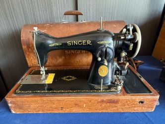 Vintage singer, sewing machine with accessories Vintage Singer sewing machine with