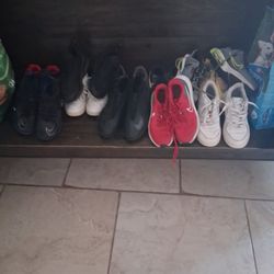 BOYS SHOES AND CLEATS SIZE 3Y-6Y 130$