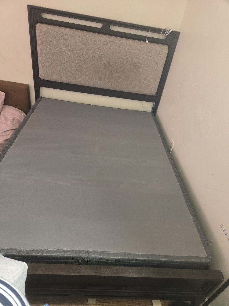 📢 Bedroom Set for Sale – $1200 (Hartford, CT)
Selling a beautiful NEARLY NEW bedroom set that includes:
🛏️ 1 brown bed frame
🪑 1 nightstand
🪞 1