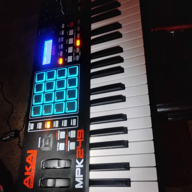 Akai Mpk 249 keyboard w/ beat pad