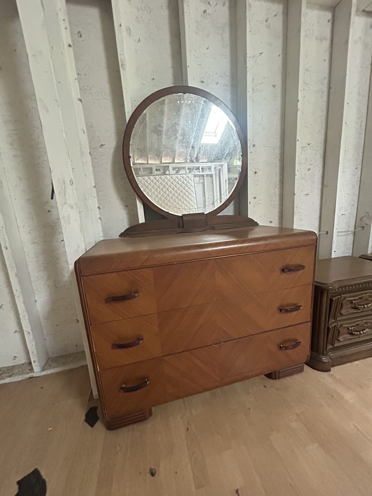 Dresser With Mirror