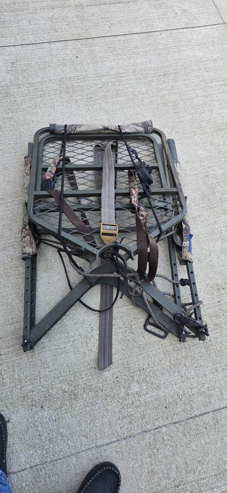 Climbing Tree Stand/Bow/Gun Retreiver