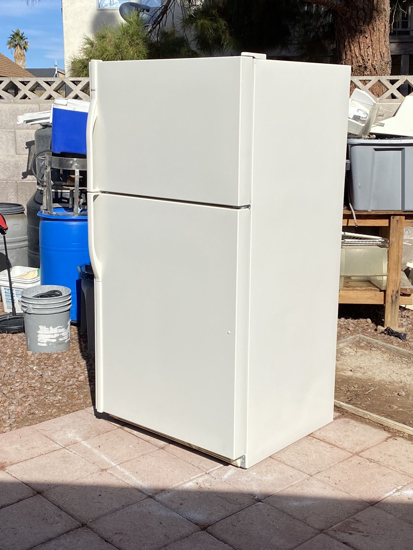 21 Cubic KENMORE TOP AND BOTTOM REFRIGERATOR for Sale in Las Vegas, NV