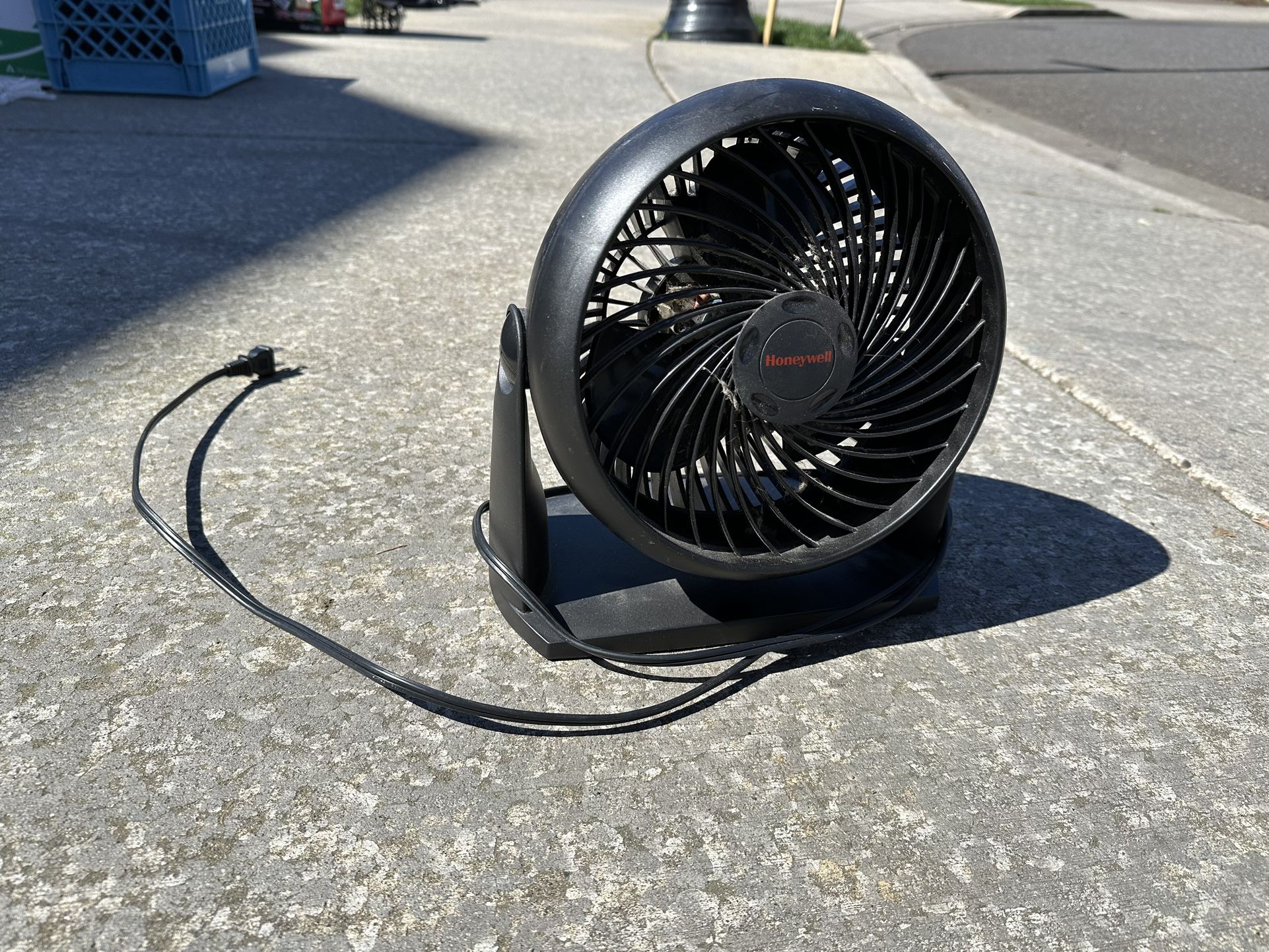 Honeywell round, spinning fan, can be angled but no rotation 