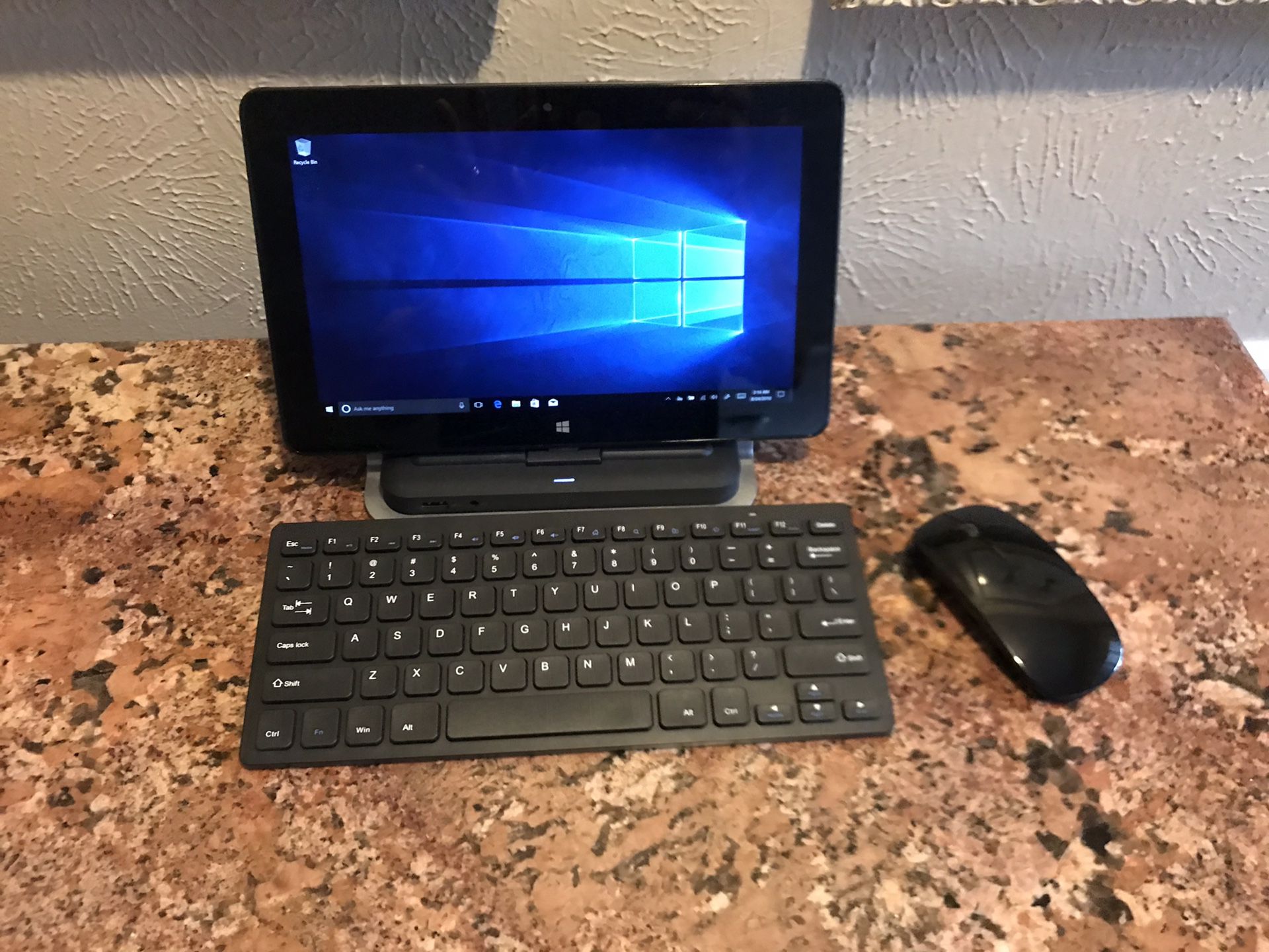Dell venue 11pro ultra book core-i5 -120 ssd -4 gigs of ram -docking station with wireless keyboard and mouse -attachable keyboard- leather case supe