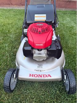 Honda Self Propelled Lawn Mower W/Key Start (Excellent Condition)
