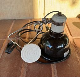 Zoo Med Deluxe Porcelain Clamp Lamp with 5.5-Inch Dome and Ceramic Heat Emitter Bulb Reptiles Birds