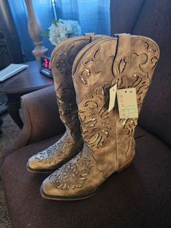 Size 9 women boots. Never worn. Brand is Roper