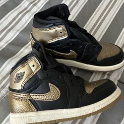 9C - JORDAN 1 RETRO HIGH OG TD 'BLACK METALLIC GOLD'