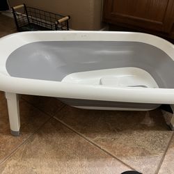 OXO Tot Splash & Store Bath Tub