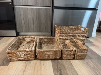 Wicker baskets (5)