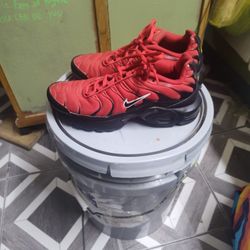 NIKE AIR MAX 