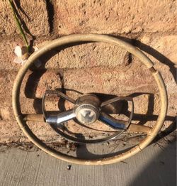 Butterfly steering wheel