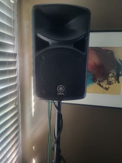 Yamaha Powered Speakers 400S  6 Channel, Includes stands