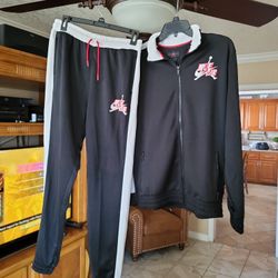 JORDAN SET KIDS SIZE YOUTH X-LARGE BLACK-WHITE AND RED USED LIKE 2 OR 3 TIMES ONLY.