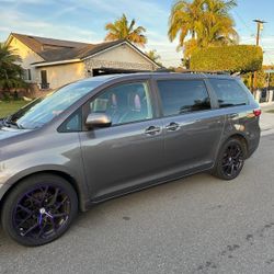 Toyota Sienna LE Minivan 4d