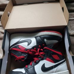 Air Jordan 1 Mid grade school