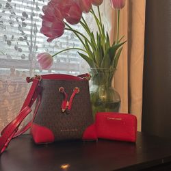 Michael Kors Bucket Bag & Matching Wallet