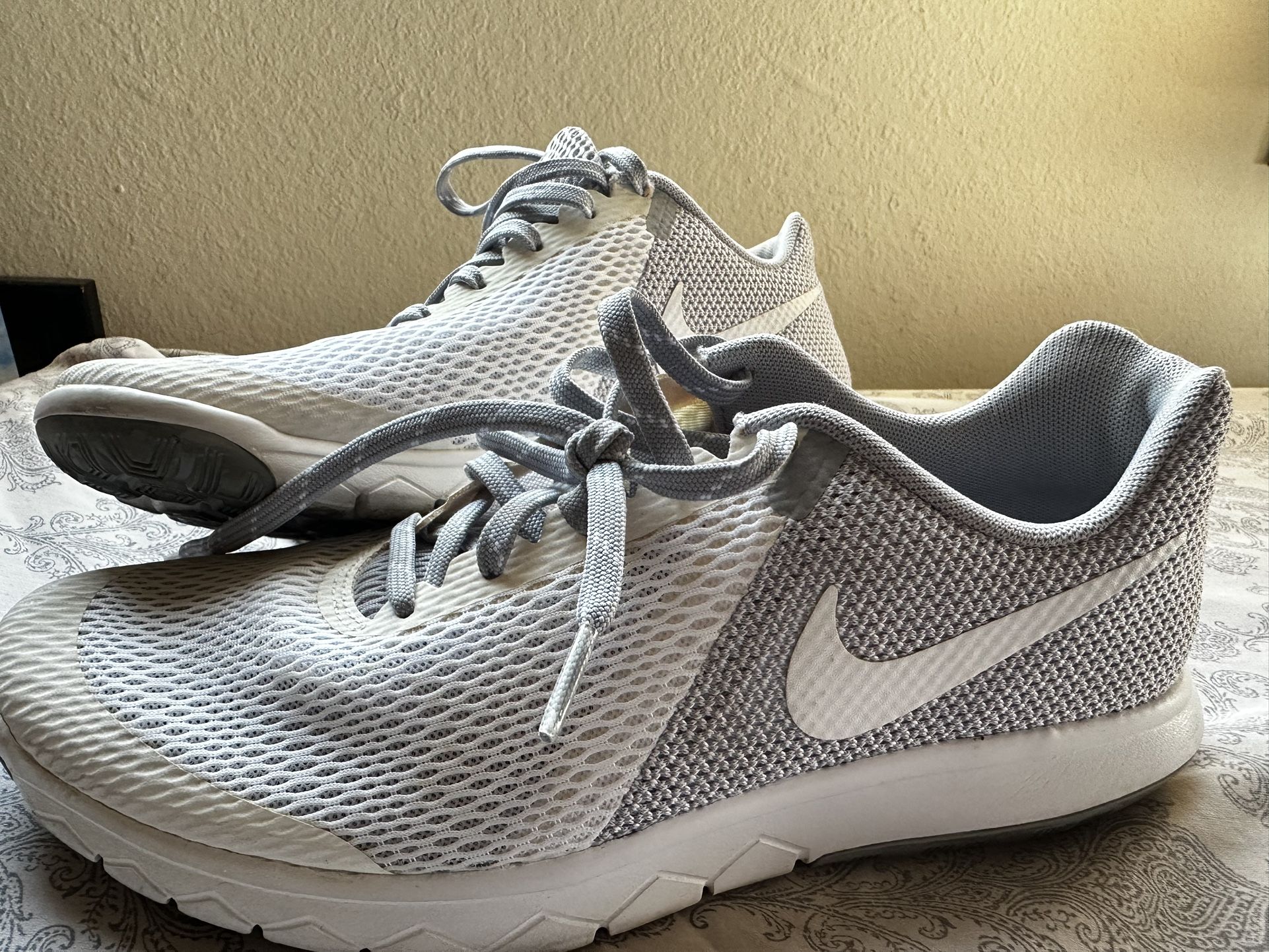 Women’s Nike Shoes 8.5