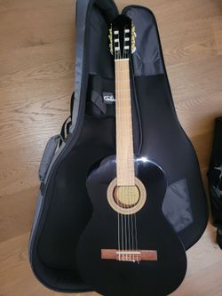 Lucero classical guitar Cordoba case like new
