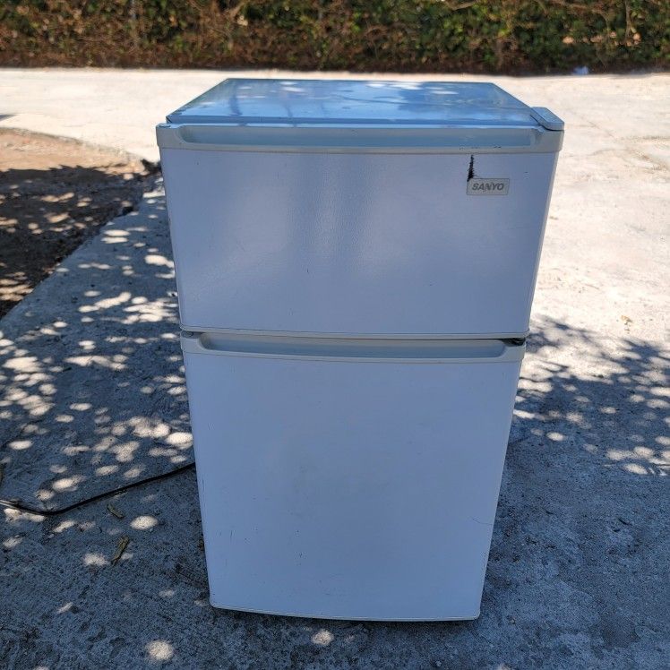 Sanyo 2.9cu Compact 2 Door Mini Fridge