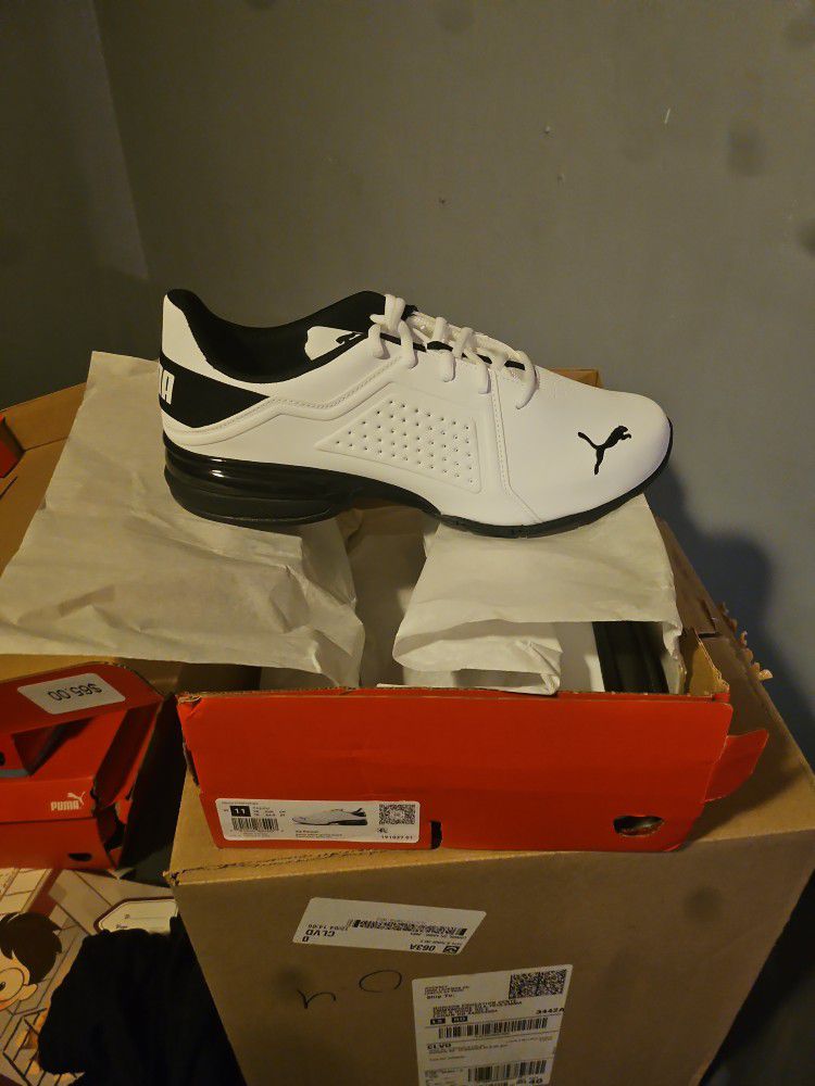 Men's White And Black Pumas Size 11 Never Worn