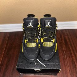 Jordan 4 Thunder Size 9 Vnds 