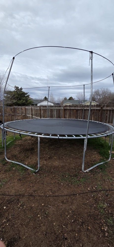 14 Ft Trampoline 