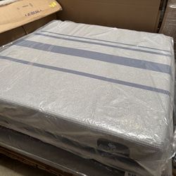 New King Serta IComfort TempTouch Gel Memory Foam Mattress