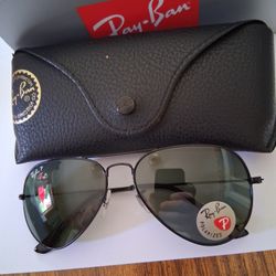 RAY BAN AVIATORS BLACK FRAME WITH POLARIZED  GREY LENSES