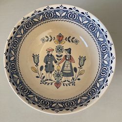 2 Serving bowls in the vintage Hearts & Flowers pattern by British pottery company Johnson Brothers. 