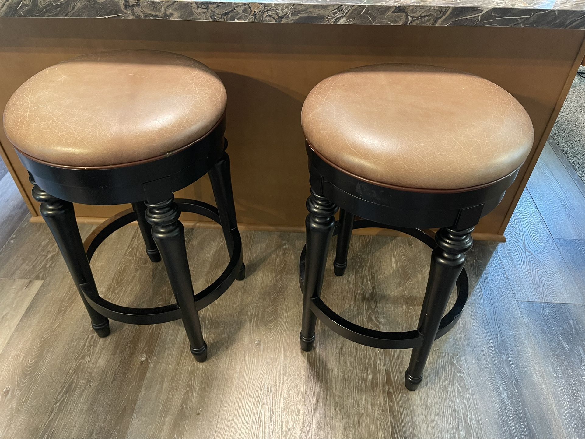 2 30inch 25 Pounds A Piece Top Of The Line Swiveling Heavy Duty LEATHER FRONTGATE BARSTOOLS/chairs