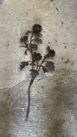 Metal sculpture flowers