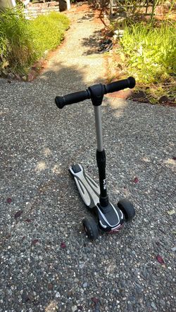 3 wheel scooter with light up wheels