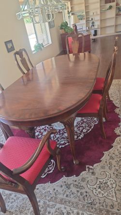 Lovely 6-chair dining set. It includes an extension leaf to make it larger, and a section can be removed to make it smaller. It is in good condition a