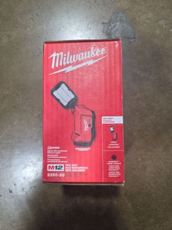 Milwaukee M12 Rover Multi-Directional Flood Light