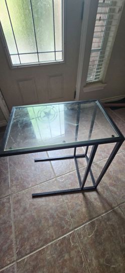 Table with removable glass top