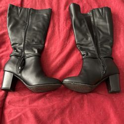 Black knee high boots   Size 7.5