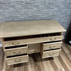 DREXEL Dresser/Side Entry Table/